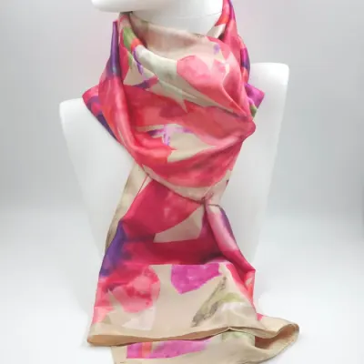 Esarfa dreptunghiulara tip pareo, cu imprimeu flori fucsia pe fond bej