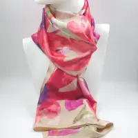 Esarfa dreptunghiulara tip pareo, cu imprimeu flori fucsia pe fond bej