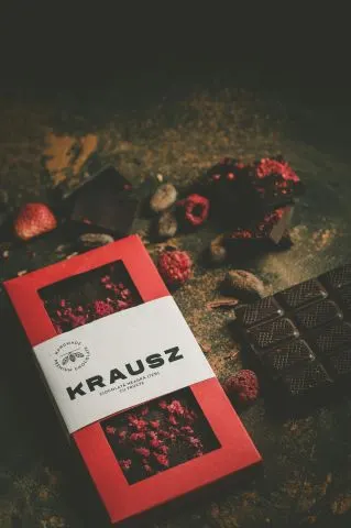 Ciocolata artizanala neagra 72% cu fructe de padure