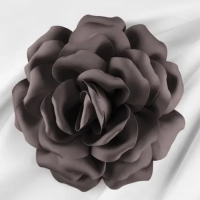 Brosa floare gri inchis cu diametru de 15 cm, cu clips pentru par