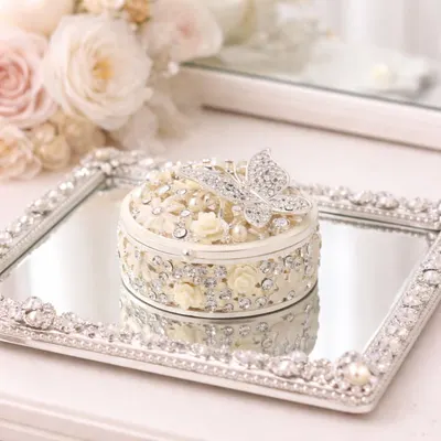Cutie Bijuterii Rotundă 5 cm cu Fluture, Flori și Strasuri AZAY – Casetă Bijuterii Elegantă, Cutie Inel, Cutie Cadou Femei cu Ambalaj Premium