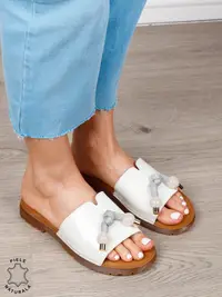 Papuci Dama din piele naturala lacuita cu Model Decorativ și Accesoriu Elegant CRL1263 ALB
