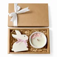 Set cadou Paște cu lumânare iepuraș din ceară de soia și lumânare în vas jesmonite handmade, în cutie cadou - Trandafir & Vanilie