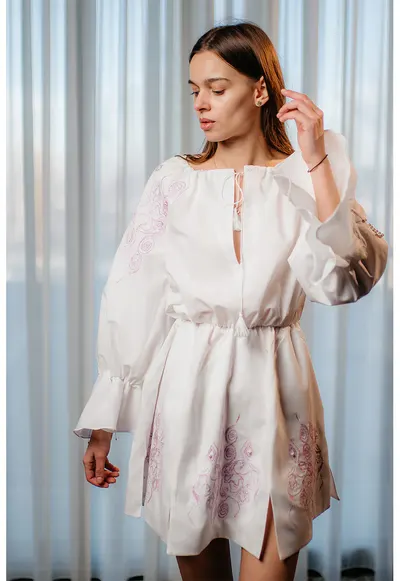Rochie mini evazata cu maneci bufante si broderie - Alb/Violet
