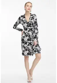 Rochie midi cu model petrecut - decolteu in V si model floral - Alb/Negru