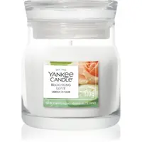 Yankee Candle Blooming Love lumânare parfumată Signature