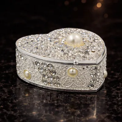 Cutie Bijuterii în Formă de Inimă 5x5 cm cu Perle și Strasuri AZAY – Casetă Bijuterii Elegantă, Cutie Inel, Cadou Romantic Femei, Ambalaj Premium