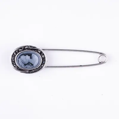 Brosa metalica argintie cu camee si pietricele alb-argintii, tip ac, cu aspect retro
