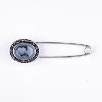 Brosa metalica argintie cu camee si pietricele alb-argintii, tip ac, cu aspect retro