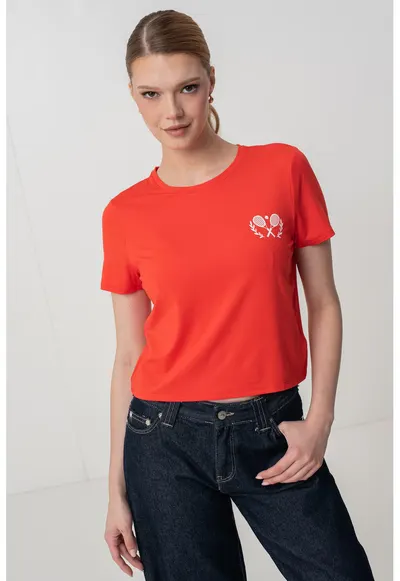 Tricou crop cu imprimeu grafic pe piept - Rosu vermillion