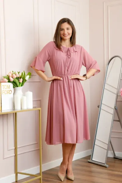 Rochie roz pudrat vaporoasa cu elastic in talie si volanas la decolteu Allegra