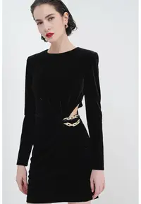 Rochie mini de catifea cu decupaj si lant decorativ - Negru