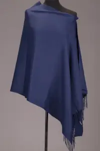 Esarfa dreptunghiulara bleumarin din material tip cashemere