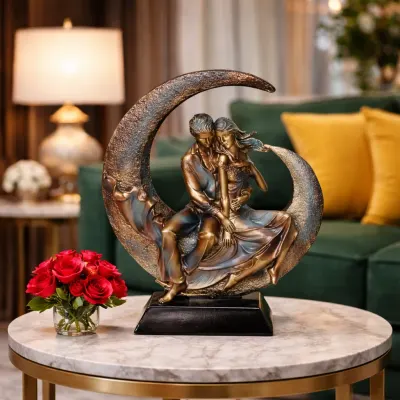 Statueta Decorativa, Cuplu Indragostiti, pe Semiluna, din Rasina, 40 x 30 x 10 cm