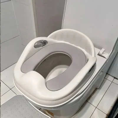 Reductor WC pentru copii Little Mom Silver cu dubla fixare, spatar si manere de sustinere, colac moale din spuma PU, protectie impotriva stropilor