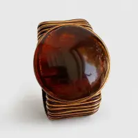 Bratara reglabila statement lata cu element central rotund din rasina maro si design multistrat metalic auriu