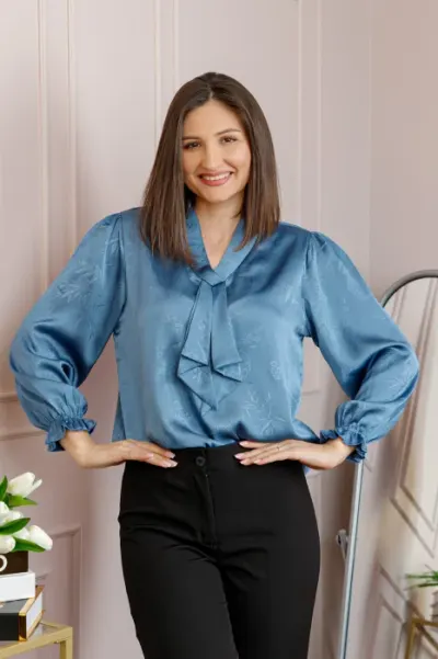 Bluza dama satinata bleu cu aplicatie tip cravata Yvonne