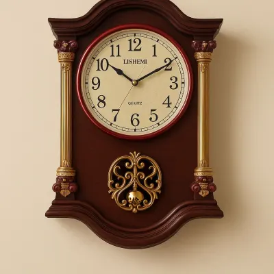 Ceas de perete maro cu decoratiuni aurii si pendula, stil somptuos, mecanism quartz, 60×40×10 cm
