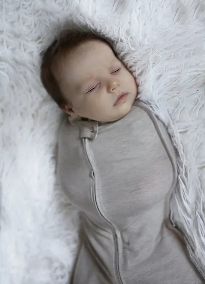 Saculet Swaddle pentru infasat nou nascut + caciulita First Step Eucalipt Sleepee