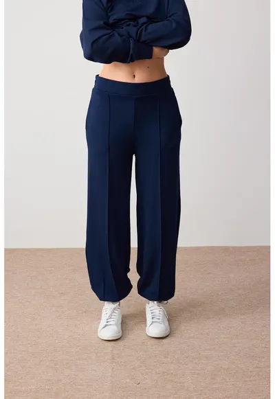 Pantaloni de trening din amestec de modal cu croiala relaxed-fit si cusaturi pe partea din fata - Bleumarin