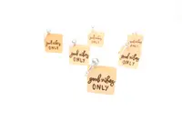 Breloc din lemn reciclat "Good vibes only"