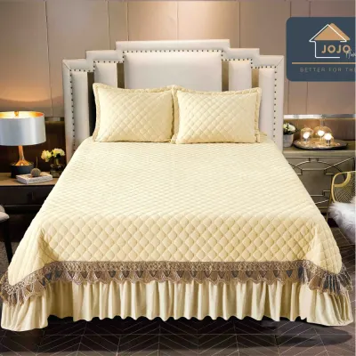 Cuvertura pat dublu, 3 piese, Catifea Matlasata cu Broderie Aurie, 250x270cm, Jojo Home, Crem