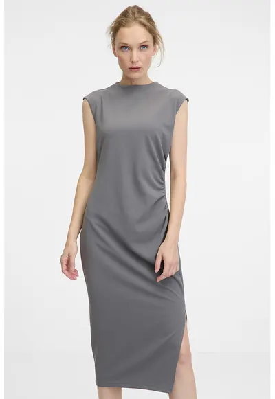 Rochie cu maneci scurte si slit lateral - Gri