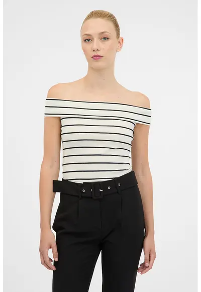 Tricou cu decolteu pe umeri si model in dungi - Alb fildes/Negru