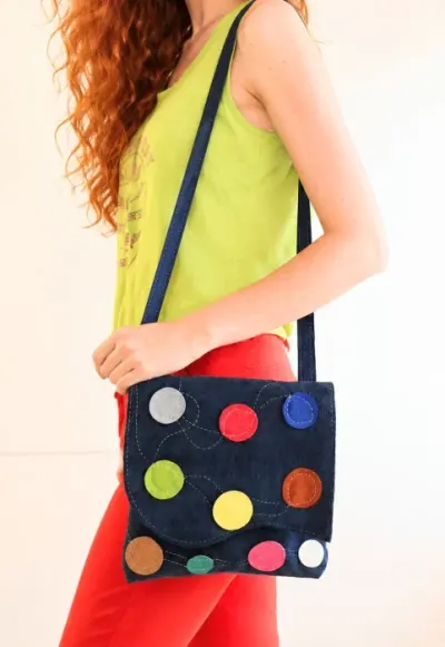 Geanta unicat handmade din piele intoarsa bleumarin,cu buline colorate