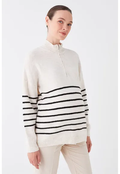 Pulover cu model in dungi si fenta scurta cu fermoar - Alb fildes/Negru