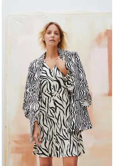 Rochie bej cu maneci bufante si imprimeu animalier - Alb