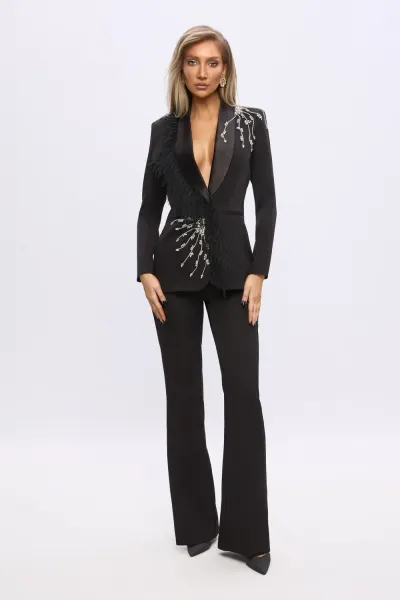 Compleu elegant format din doua piese cu sacou cambrat accesorizat cu pene si pantaloni cu talie inalta evazati