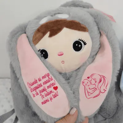 Ghiozdan personalizat Iepuras Pufos Gri cu Papusica Detasabila