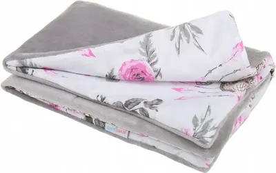 Paturica pentru copii BabyMam flowers realizata cu doua fete din bumbac si din plus pufos, dimensiune 75 x 50 cm