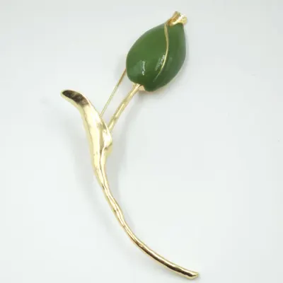 Brosa statement lalea imbobocita, forma stilizata din metal auriu cu verde