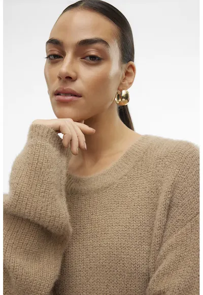Pulover lejer si pufos cu decolteu barcuta - Maro camel