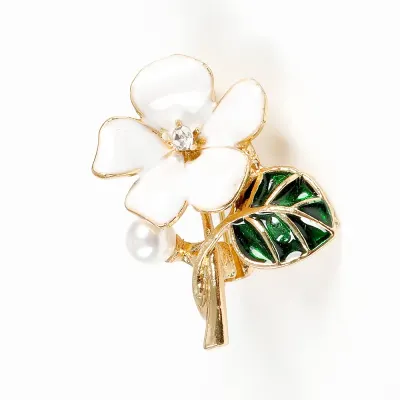 Brosa martisor floare alba cu frunza verde