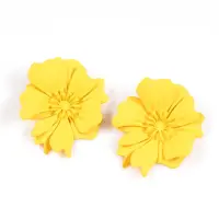 Cercei galbeni statement in forma de floare