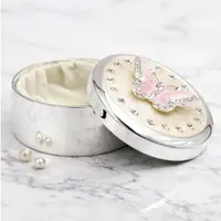 Cutie Bijuterii Rotundă 7 cm cu Fluture Roz și Strasuri AZAY – Casetă Bijuterii Elegantă, Cutie Inel, Cutie Cadou Femei cu Ambalaj Premium