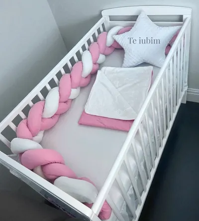 Lenjerie cu aparatoare impletita in 3, din bumbac, lungime 240 cm, cu cearsaf, paturica si perna steluta Te iubim RozAlb