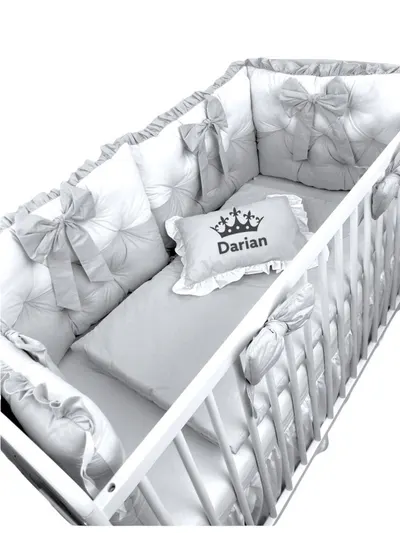 Lenjeria de pat Personalizata cu 4 perne aparatori matlasate, cearceaf cu volanas, pilota si pernuta 140x70 cm gri