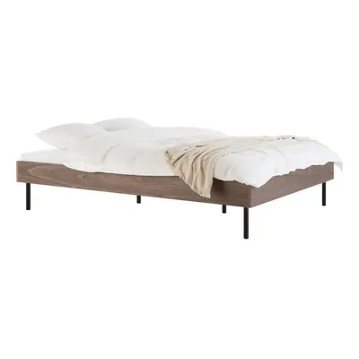 Pat matrimonial în culoare naturală închisă din placă aglomerată de lemn cu aspect de lemn de nuc fără tăblie cu somieră 180x200 cm Streiko – noo.ma