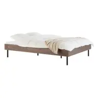 Pat matrimonial în culoare naturală închisă din placă aglomerată de lemn cu aspect de lemn de nuc fără tăblie cu somieră 140x200 cm Streiko – noo.ma