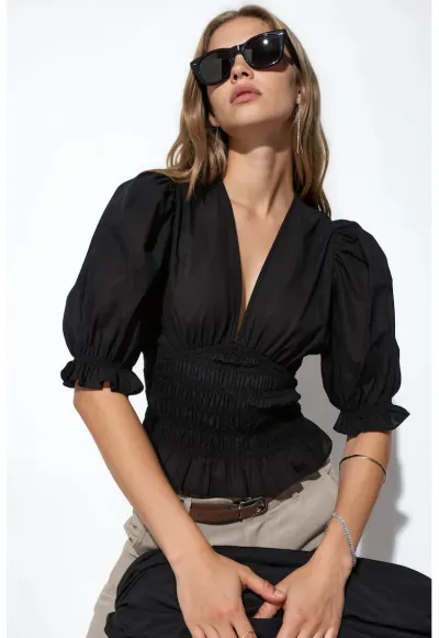 Bluza dama - cu decolteu in V - volanase - negru - poliester