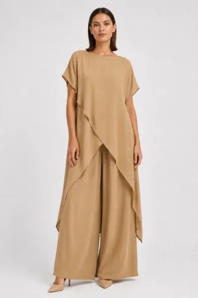 Compleu dama elegant din vascoza cu tunica asimetrica si pantaloni palazzo, camel