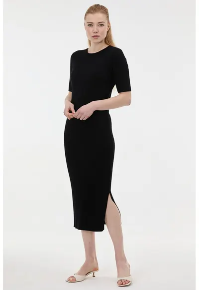 Rochie midi cambrata cu slit lateral - Negru