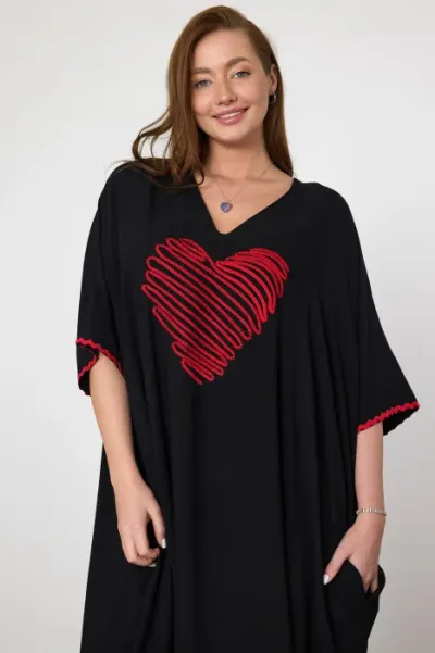Rochie oversize neagra cu broderie inima rosie