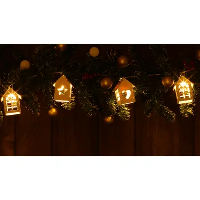 Lant de lumina LED de Craciun, casuta, lemn, alba,cu baterii Timer 6+18h,10LED, 3000K, 2xAA