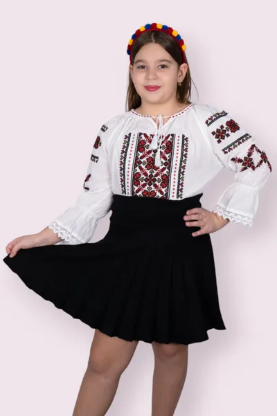 Ie traditionala fetite Melisa 3