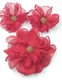 Set cercei statement floare din voal matasos rosu si brosa